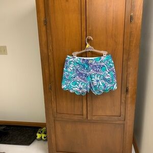 Lilly Pulitzer size 0”the buttercup short” 5 in inseam scallop hem